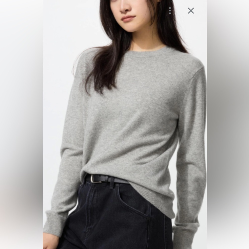 GAP Merino Wool Silver Light Gray size m
Crew neck asymmetrical sweater